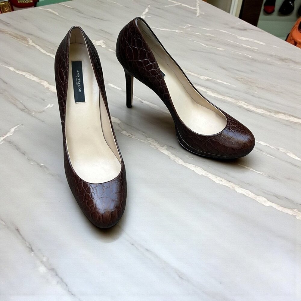 Ann Taylor Brown Embossed Croc Leather Platform Round Toe Heels Size 8.5 Medium